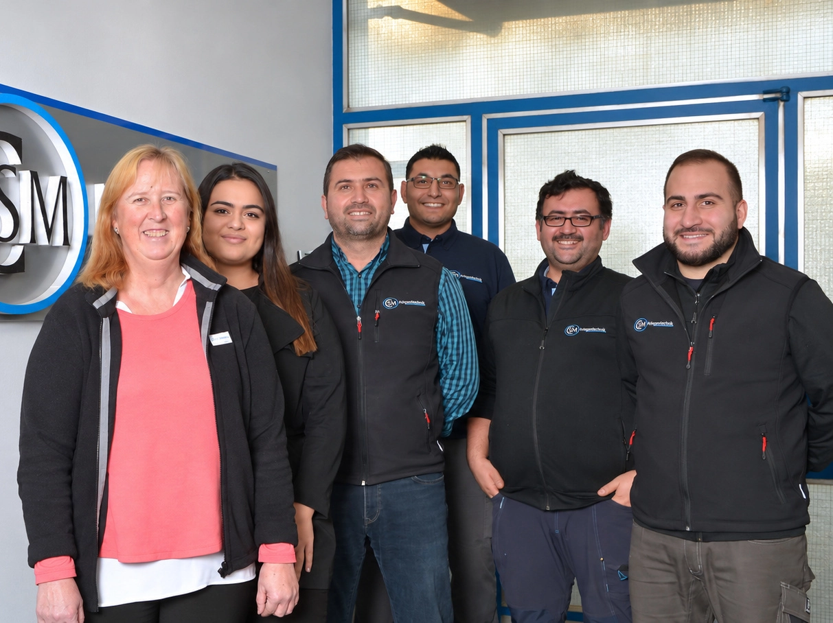 Das Team der CSM Feinwerktechnik GmbH im Empfangsbereich in Mühlacker